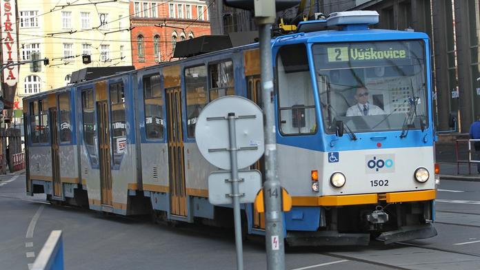 Brutální napadení: Agresoři drsně útočili na lidi v tramvaji