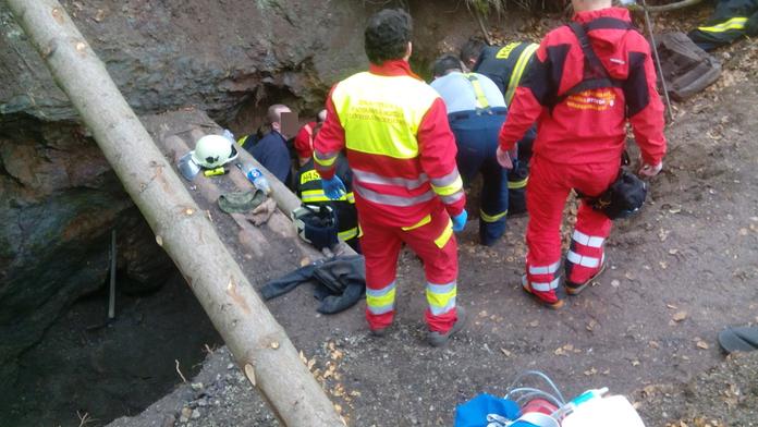 Zavalený muž nad lomem na Jičínsku utrpěl vážná zranění
