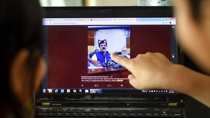 Ministerstvo vysílalo s kočičím filtrem! Fotky baví celý svět