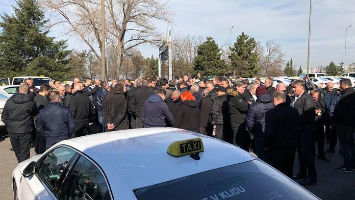 Taxikáři vyšli z aut, aby si stěžovali. Nelíbí se jim nový zákon