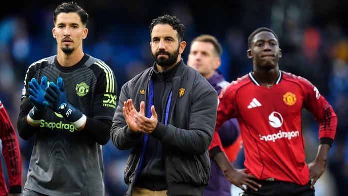 Zklamaní fotbalisté Manchesteru United a kouč Rúben Amorim (uprostřed)
