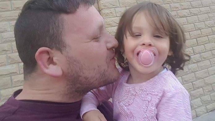 Dceru zabila meningitida, tak prvně zkusil heroin. Ráno byl mrtvý