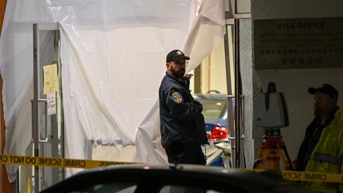 Do konzulátu Číny najel řidič osobního auta. Policie ho zastřelila