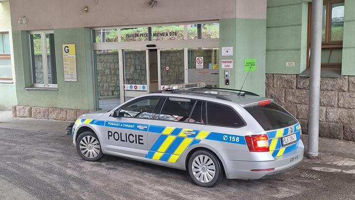 Policie doprovodila rodičku do porodnice