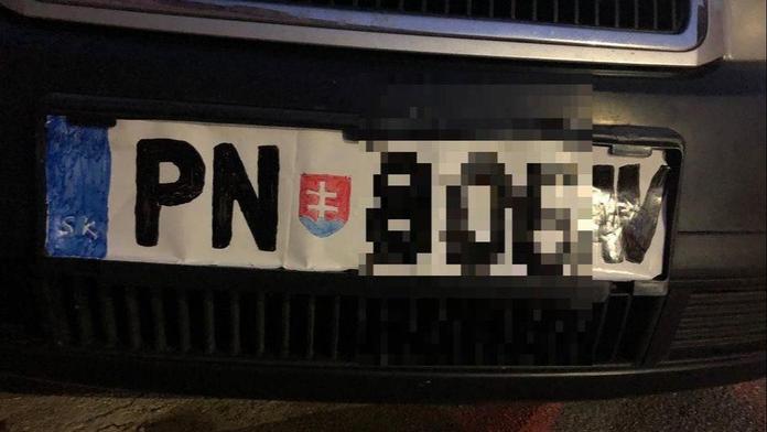 Jako "slovenský Mr. Bean". Řidič jezdil s vlastnoručně namalovanou SPZ