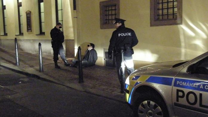 Opilí gruzínští diplomaté v Praze obléhali hospodu. Honili taxikáře