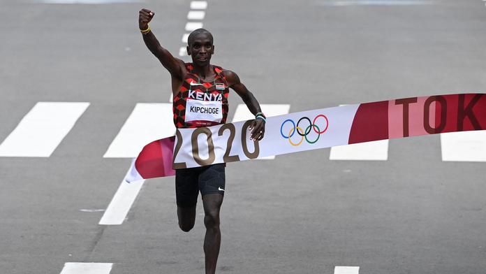 Fenomén Kipchoge stále vládne! Legendární vytrvalec vyhrál maraton