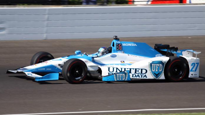 Je tu svátek motorsportu, 500 mil Indy. Nejlépe začal Andretti