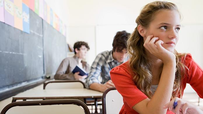 Škola řekla studentům, jak se mají oblékat. Tohle je extrém, kritizují lidé