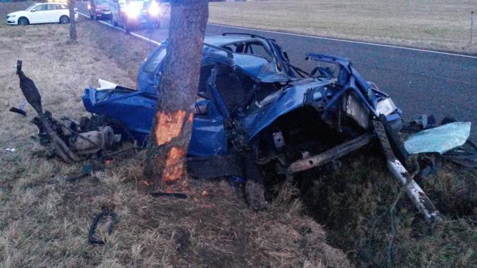 Při nehodě zemřel mladý řidič (20). Spolujezdec (17) se vážně zranil