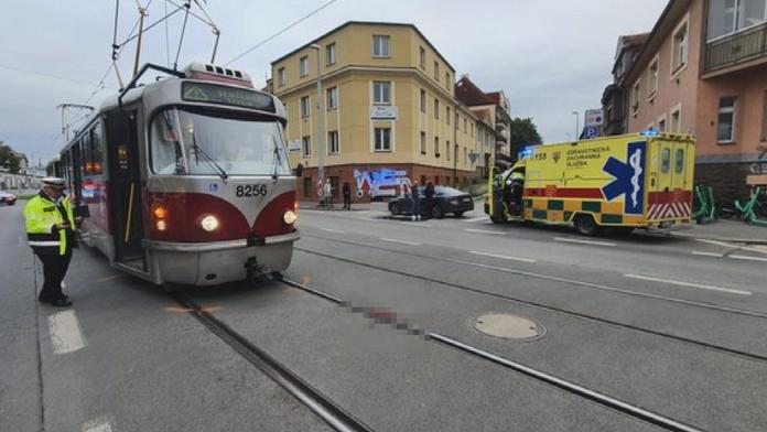 Chodce v Praze srazila tramvaj. Vážně zraněný mladík skončil v umělém spánku