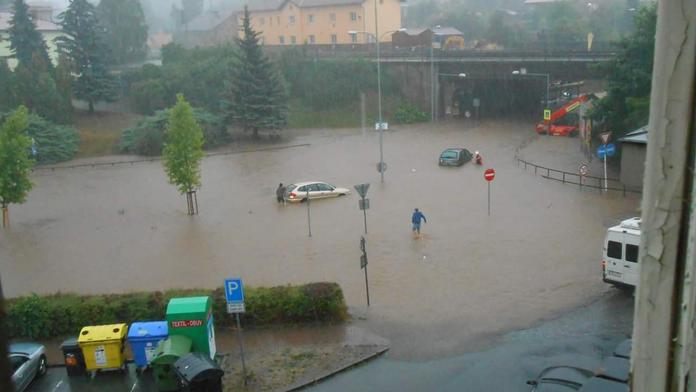 Přívalový déšť zatopil centrum Rakovníka, z ulic byly řeky