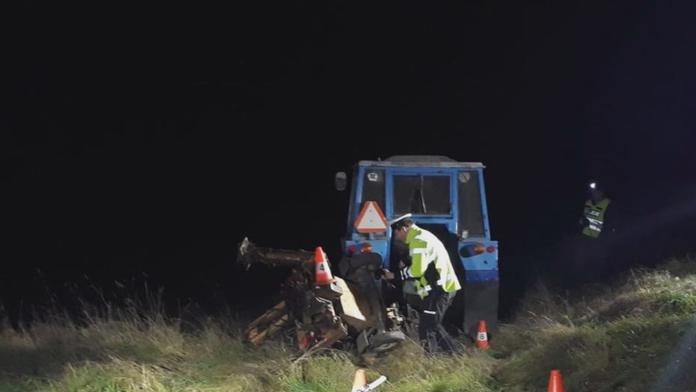 Cyklistka se srazila s traktorem! Zemřela, stroj se převrátil v poli