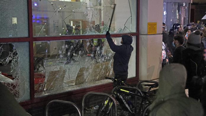 Protesty v anglickém Bristolu se zvrtly v tvrdý útok na policejní stanici