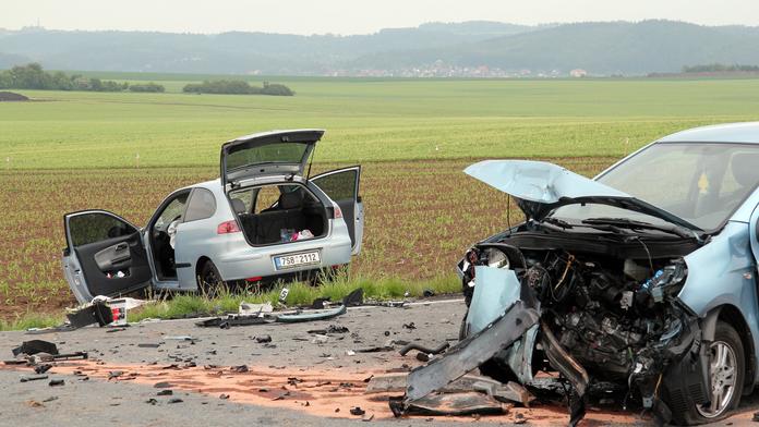 ŠÍLENCI ZA VOLANTEM! Dva opilci ZÁVODILI S AUTY a SRAZILI SE! ČTYŘI ZRANĚNÍ!