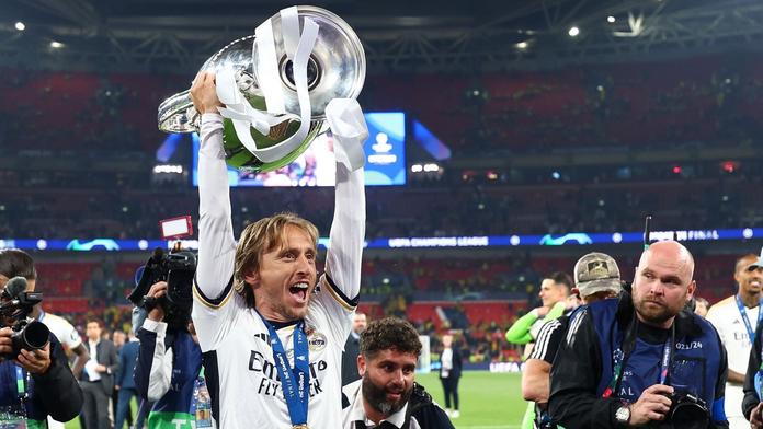Luka Modrič s trofejí pro vítěze Ligy mistrů
