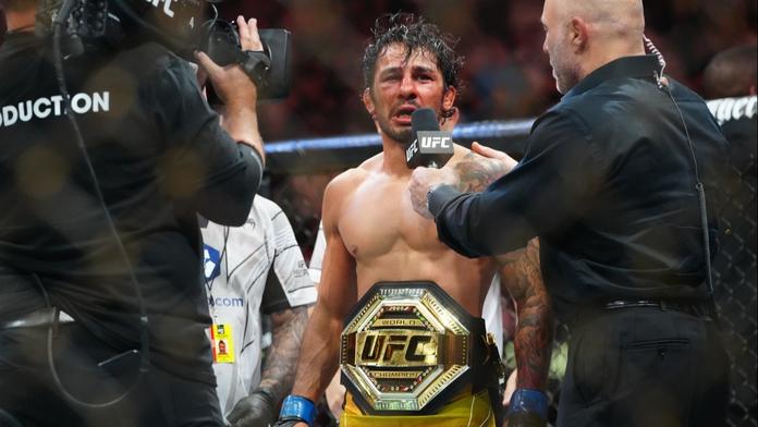 Táto, už jsi konečně hrdý? Nový šampion UFC dojal emotivním rozhovorem