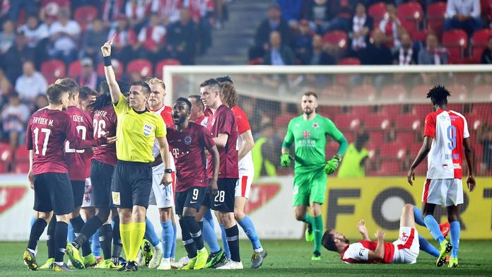Sudí v derby chyboval, Sparta měla dostat dvě červené
