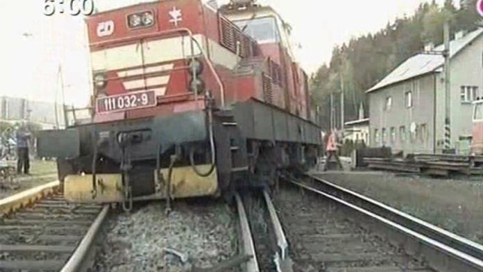 Srážka vlaku s kamionem přerušila provoz na Vsetínsku