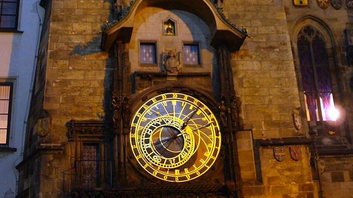 Orloj v Praze změnil čas už v sobotu. O den dřív