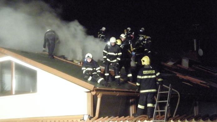 HRŮZNÉ PROBUZENÍ: Truhlárnu zřejmě zapálil BLESK