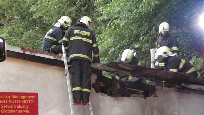 OBROVSKÝ POŽÁR! Hoří hala s tunami sena. HROZÍ VÝBUCH tlakových lahví...