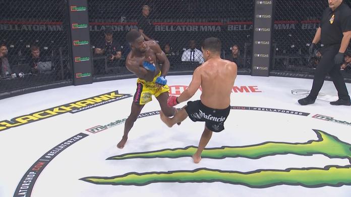 Šílené zranění MMA zápasníka. Po tvrdém kopu si zlomil nohu