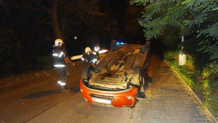 Mladá řidička obrátila auto na střechu, když v Praze narazila do stromu