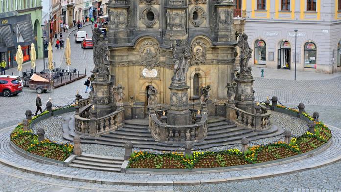 Olomouc dala na morový sloup záhony, lidé se bouří! FOTO + ANKETA