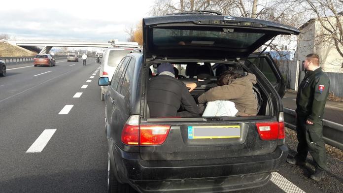 Ujížděl v luxusním BMW policii, osm migrantů dovezl až k Brnu