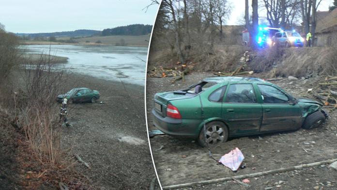 Auto skončilo v rybníku u Merklína! Řidička (18) měla štěstí