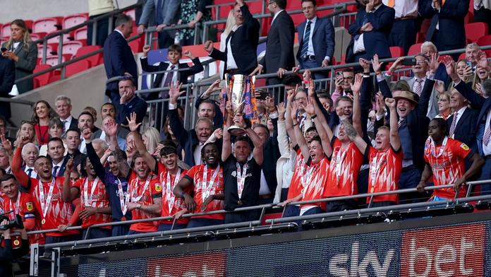 Fotbalisté klubu Luton Town slaví postup do Premier League