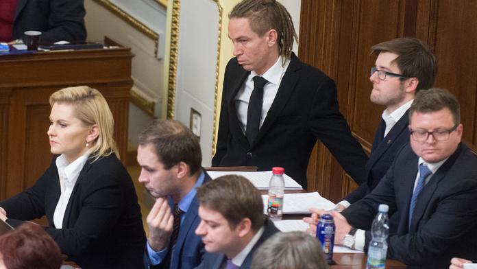 Piráti chtějí politikům sebrat peníze. Podporu ale hledají těžko