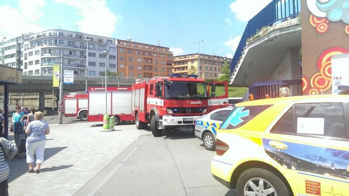 Žena v Praze skočila pod metro a zemřela! Provoz byl zastaven!