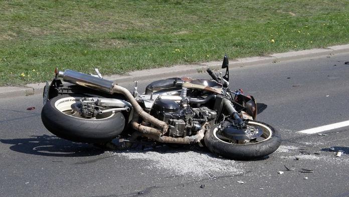 HONIČKA: Motorkář v Praze vyklopil spolujezdce, pak havaroval