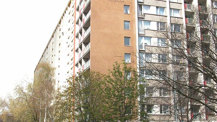 Matka zamkla dceru v bytě, ta se pokusila z 5. patra sešplhat po záclonách