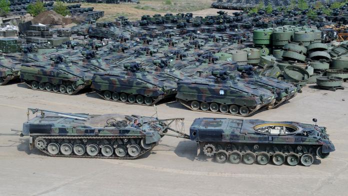 Kousek od českých hranic je obří pohřebiště tanků! GALERIE UVNITŘ