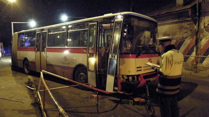 Autobus narazil do zábradlí. Obtěžovali řidiče opilí cestující?
