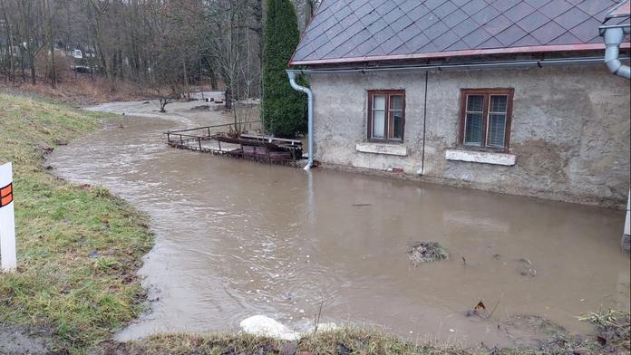 Severem Moravy se prohnala bouře, rozvodnila řeky a zatopila sklepy