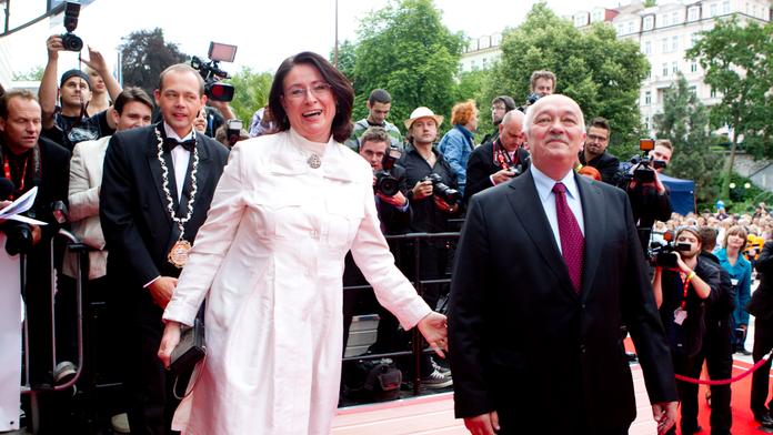 Vladimír pracuje ve slévárně, jeho žena Miroslava Němcová šéfovala Sněmovně