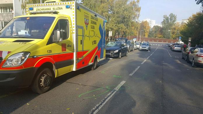 V Třinci měla mladá žena vběhnout přímo pod auto, letěl pro ni vrtulník