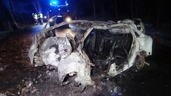 Auto po nárazu do stromu vzplálo, člověk za volantem uhořel