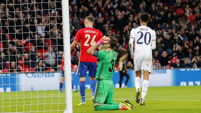 Neuvěřitelný vlastňák! Gólman CSKA předvedl příšernou minelu