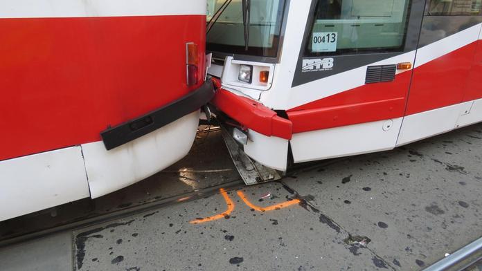 V Praze se srazily tramvaje, velké sídliště obsluhovaly autobusy!