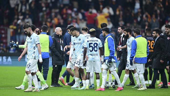 Skandál v turecké lize. Soupeř Galatasaraye cítil křivdu a opustil hřiště
