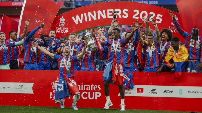 Fotbalisté Crystal Palace slaví výhru ve finále FA Cupu