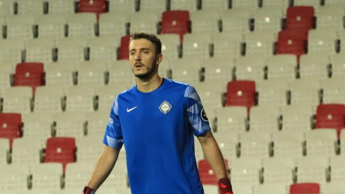 Fanoušek v Turecku udeřil brankáře tyčí do hlavy. Na hřišti byl i exsparťan