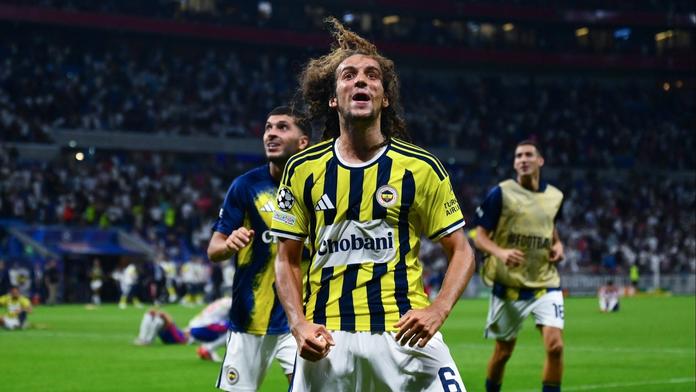 Nadávali mu do rodiny, fotbalista jim to vrátil. Po postupu Fenerbahce se strhla mela