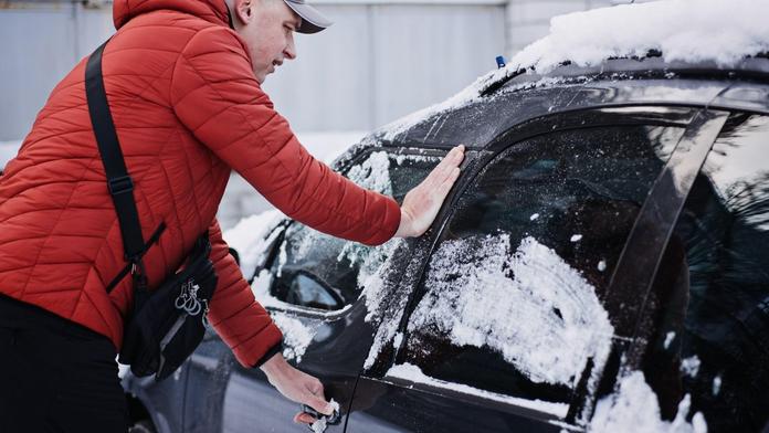 Přimrzly vám dveře u auta? Návod, jak je otevřít a nepoškodit těsnění ani zámek