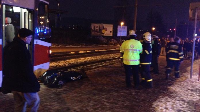 Žena v Praze nepřežila srážku s tramvají! Tělo museli vyprostit hasiči!